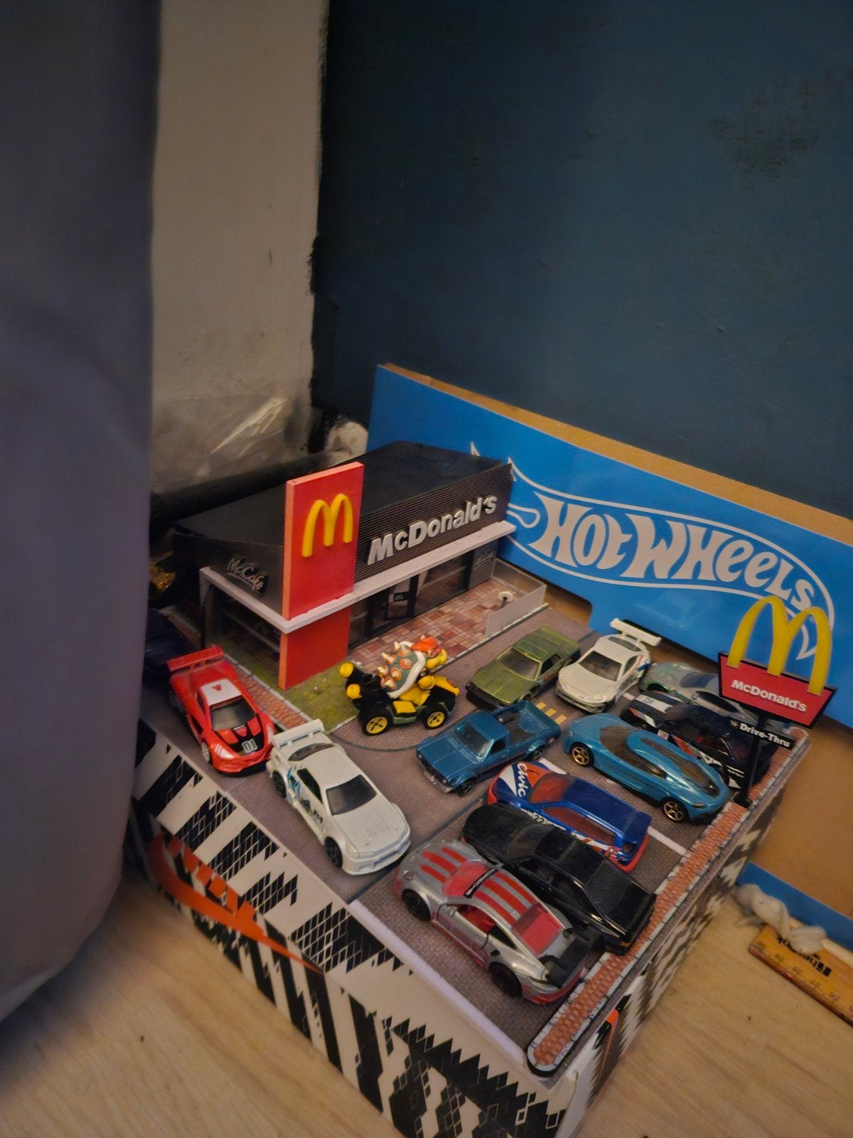 Hot Wheels McDonald's Drive-Thru met diverse auto's, Ophalen of Verzenden