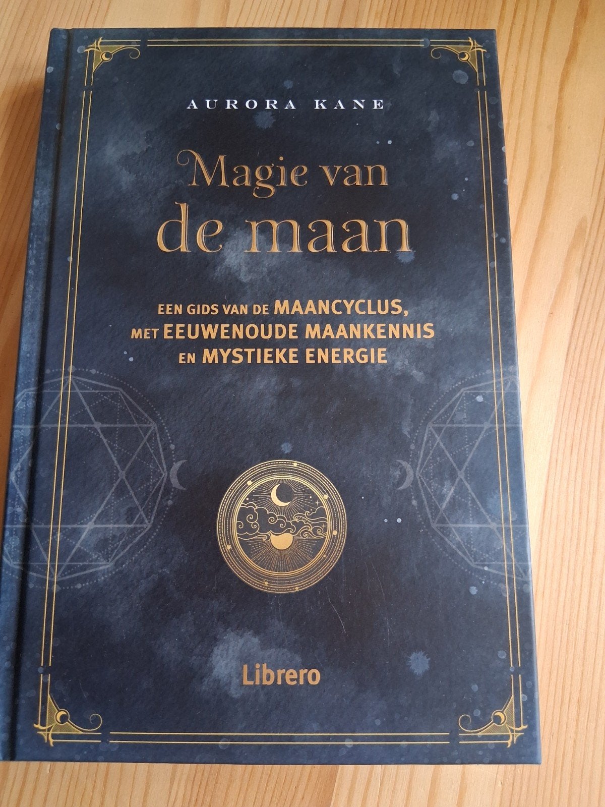 Aurora Kane - Magie van de maan, Boeken, Astrologie, Overige typen, Ophalen of Verzenden, Zo goed als nieuw