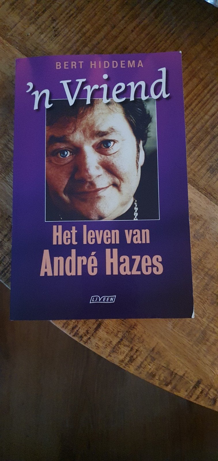Boek 'n Vriend - Het leven van André Hazes gesigneerd, Ophalen of Verzenden, Zo goed als nieuw, Bert Hiddema, Nederland
