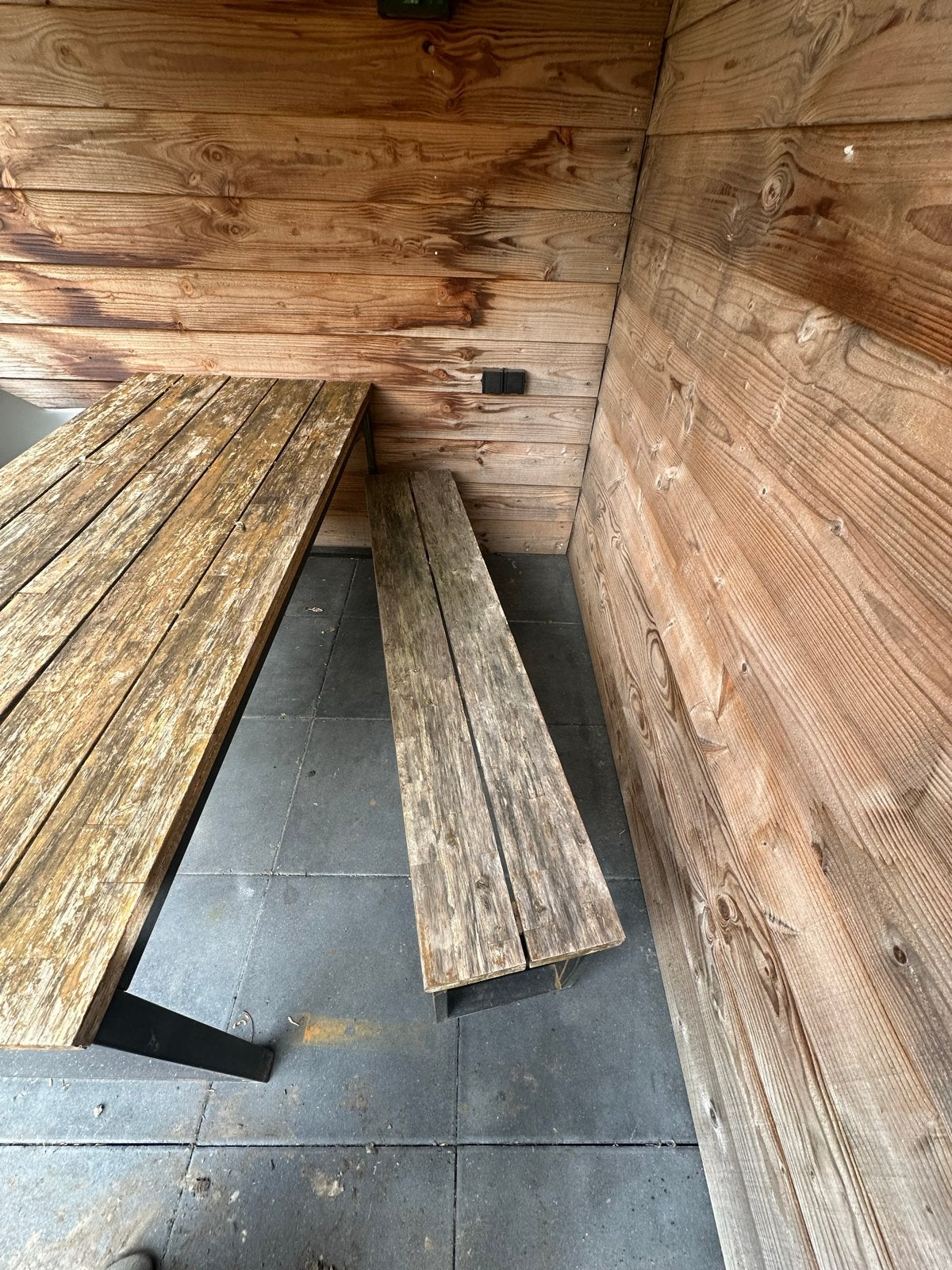 Robuuste houten picknicktafel met metalen onderstel, Ophalen, Gebruikt, Rechthoekig, Hout