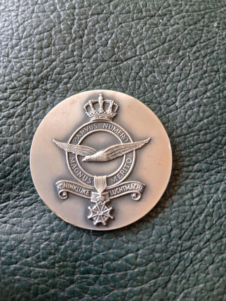 Zilveren Penning 60 Jaar Koninklijke Luchtmacht 1913-1973, Ophalen of Verzenden, Luchtmacht, Nederland, Embleem of Badge