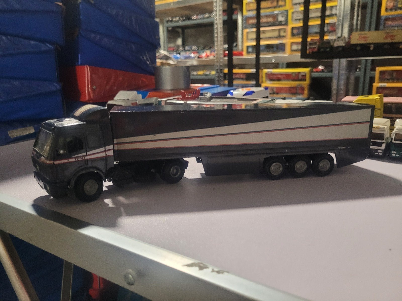 Mercedes actros met demo oplegger
