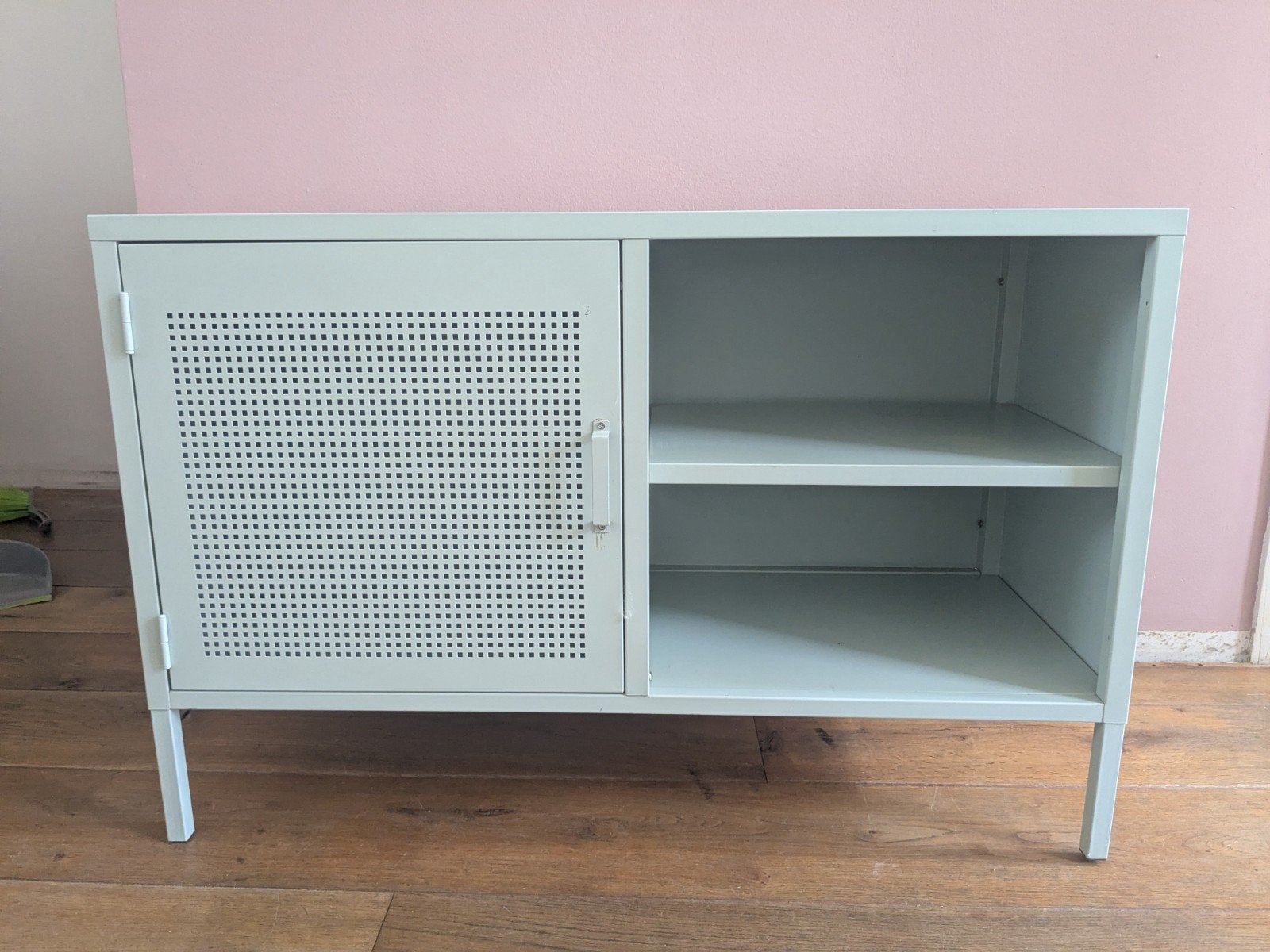 Metalen dressoir met geperforeerde deur, Ophalen, Gebruikt, Modern, Industrieel, Minimalistisch, 50 tot 100 cm