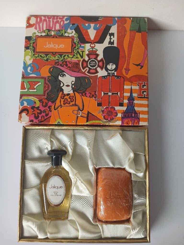 RARITEIT !!!  coffret Jalique : eau de cologne en zeep., Verzamelen, Verzenden, Nieuw, Parfumfles, Gevuld