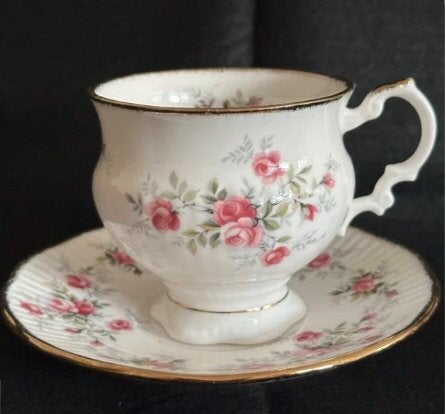 Elizebethan Staffordshire kop en schotels, Verzenden