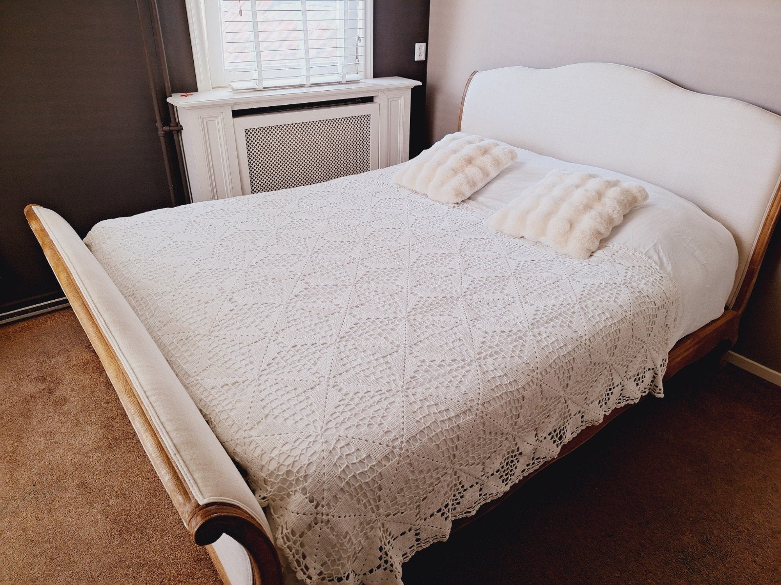 Stijlvol gestoffeerd frans bed met fauteuil, Huis en Inrichting, Ophalen, Tweepersoons, Hout, 160 cm