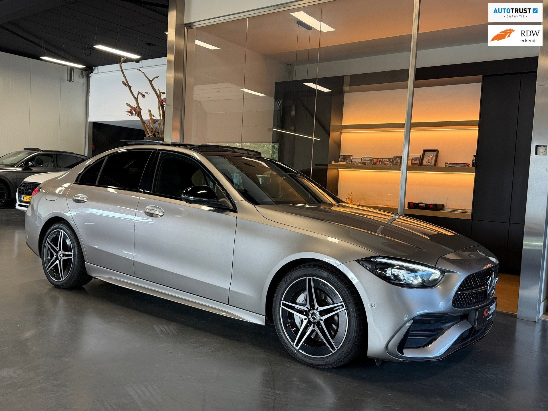Mercedes-Benz C-klasse 180 AMG Night Panorama Sfeerverl. Cam, Auto's, Automaat, Dealer onderhouden, Gebruikt, Zwart