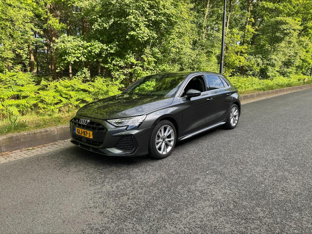 Audi A3 S Edition 35 TFSI S‑tronic Daytonagrijs 150 PK, 1300 kg, 1498 cc, 4 cilinders, 700 kg