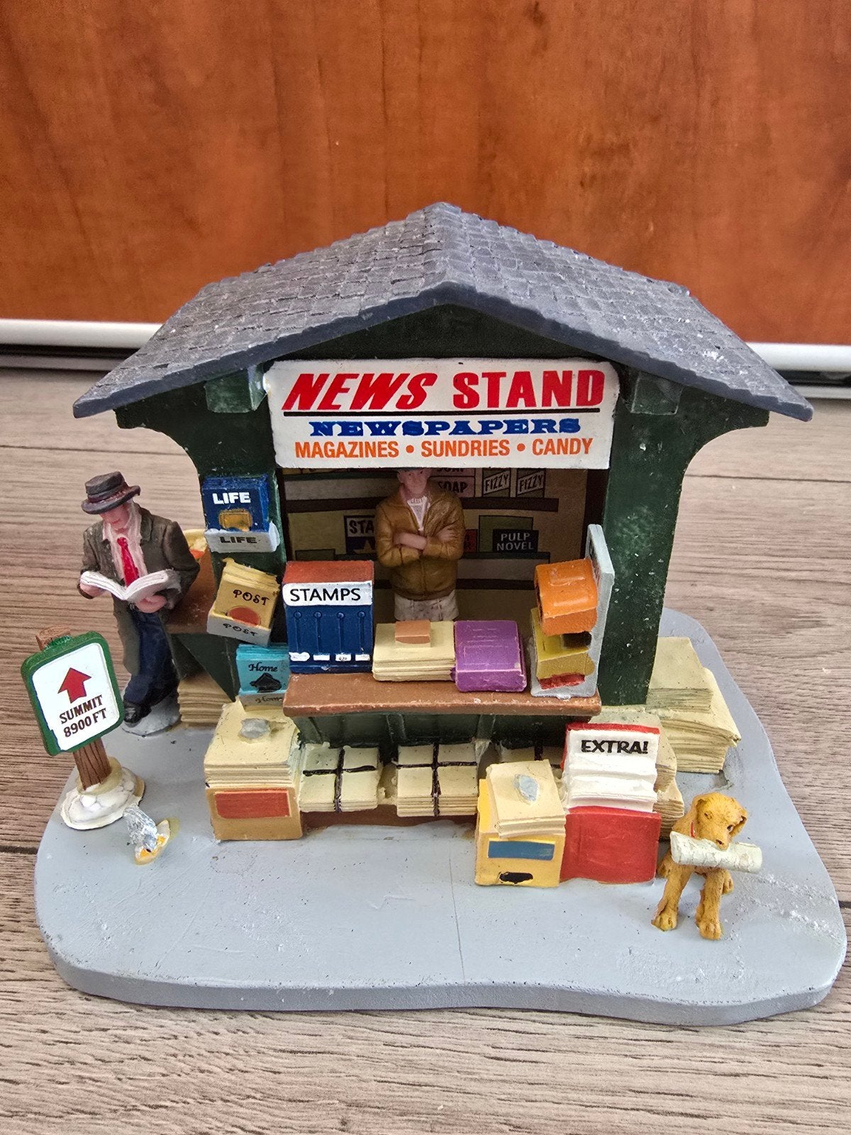 Lemax tafereel News Stand kersthuisje kerstdorp, Diversen, Ophalen of Verzenden, Zo goed als nieuw
