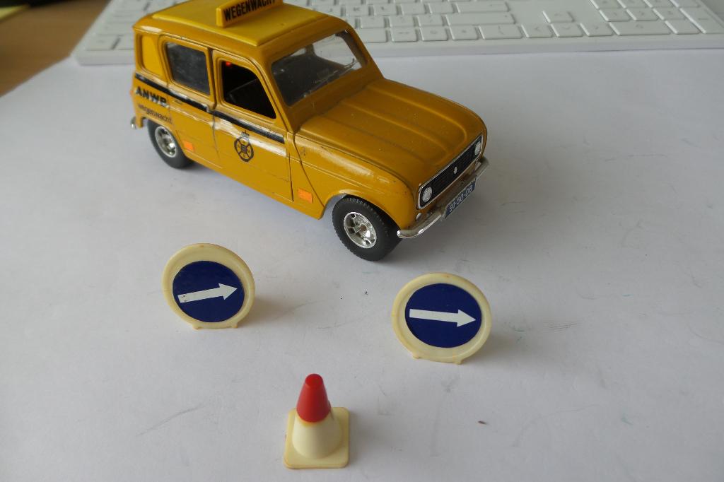 Burago 1/24 Renault 4 Wegenwacht, Ophalen of Verzenden, Zo goed als nieuw, Auto, Bburago