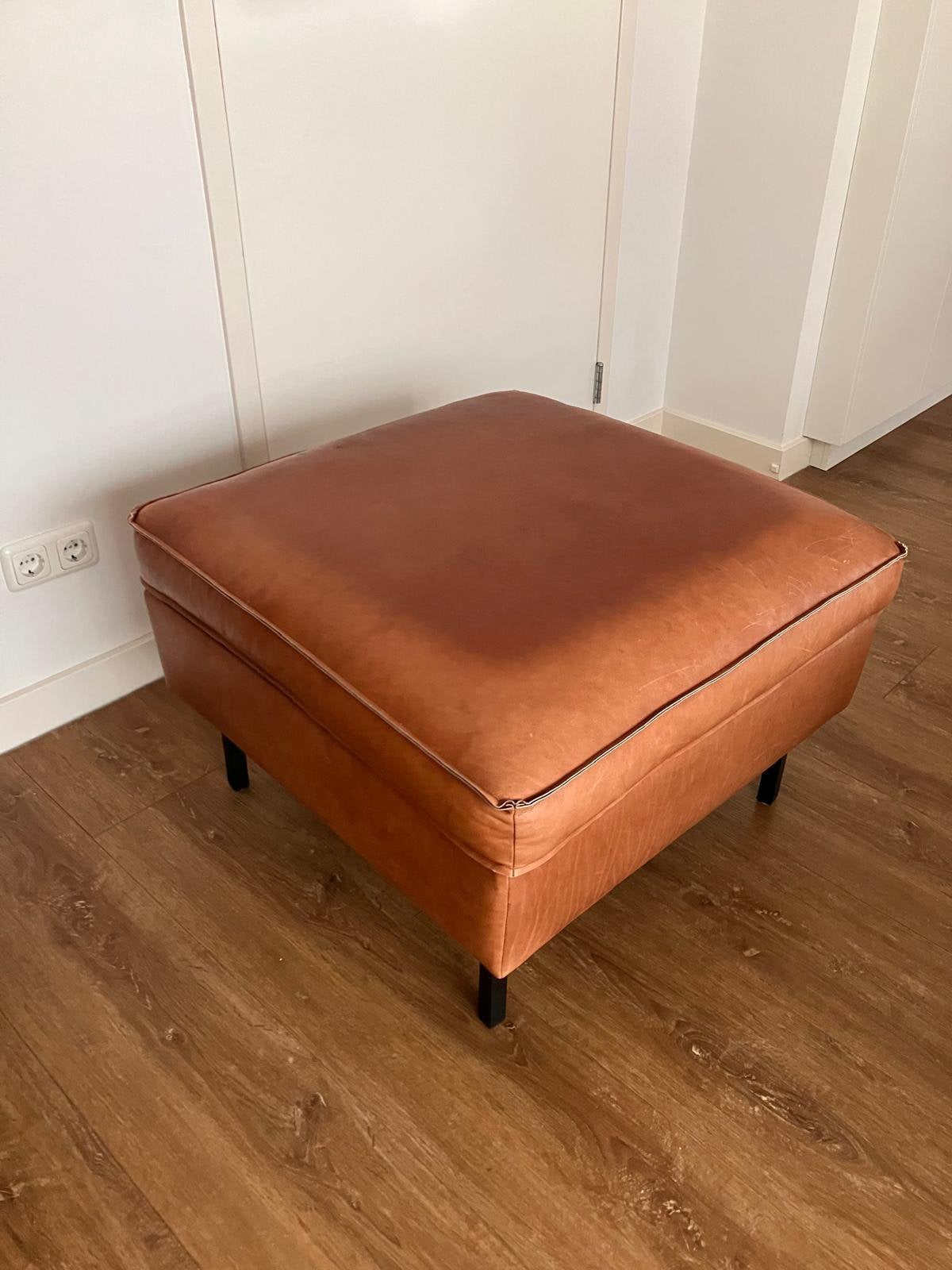 Leren poef cognac 75x75 cm – Vierkant met dunne zwarte poten, Ophalen, Gebruikt, Vierkant, Leer