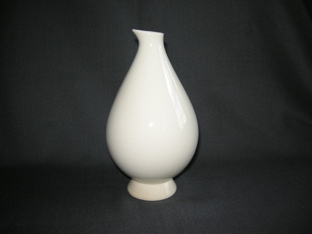 Petrus Regout roomwit, vaasje naar ontwerp van Bellefroid, Antiek en Kunst, Antiek | Servies los, Ophalen of Verzenden