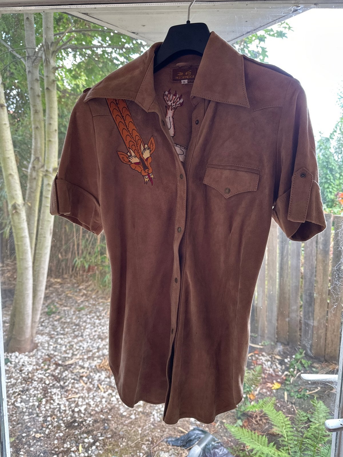 Unieke suède blouse met drakenborduurwerk, maat 36, Kleding | Dames, T-shirts, Bruin, Ophalen of Verzenden, Zo goed als nieuw