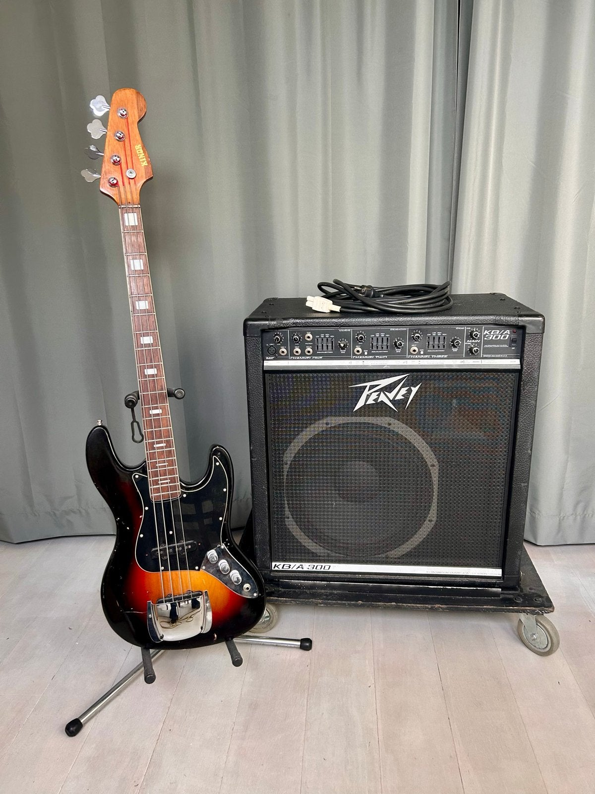 Kinor Basgitaar (Jazz stijl) met Peavey KB/A 300 Basinstalla, Ophalen, Gebruikt, Elektrisch