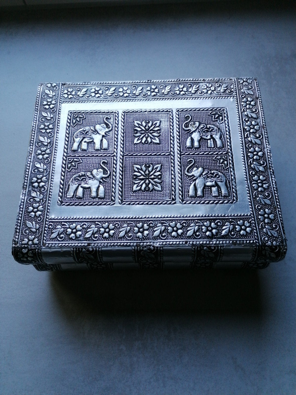 Vintage sieraden doos met olifanten reliëf en spiegel, Ophalen, Gebruikt