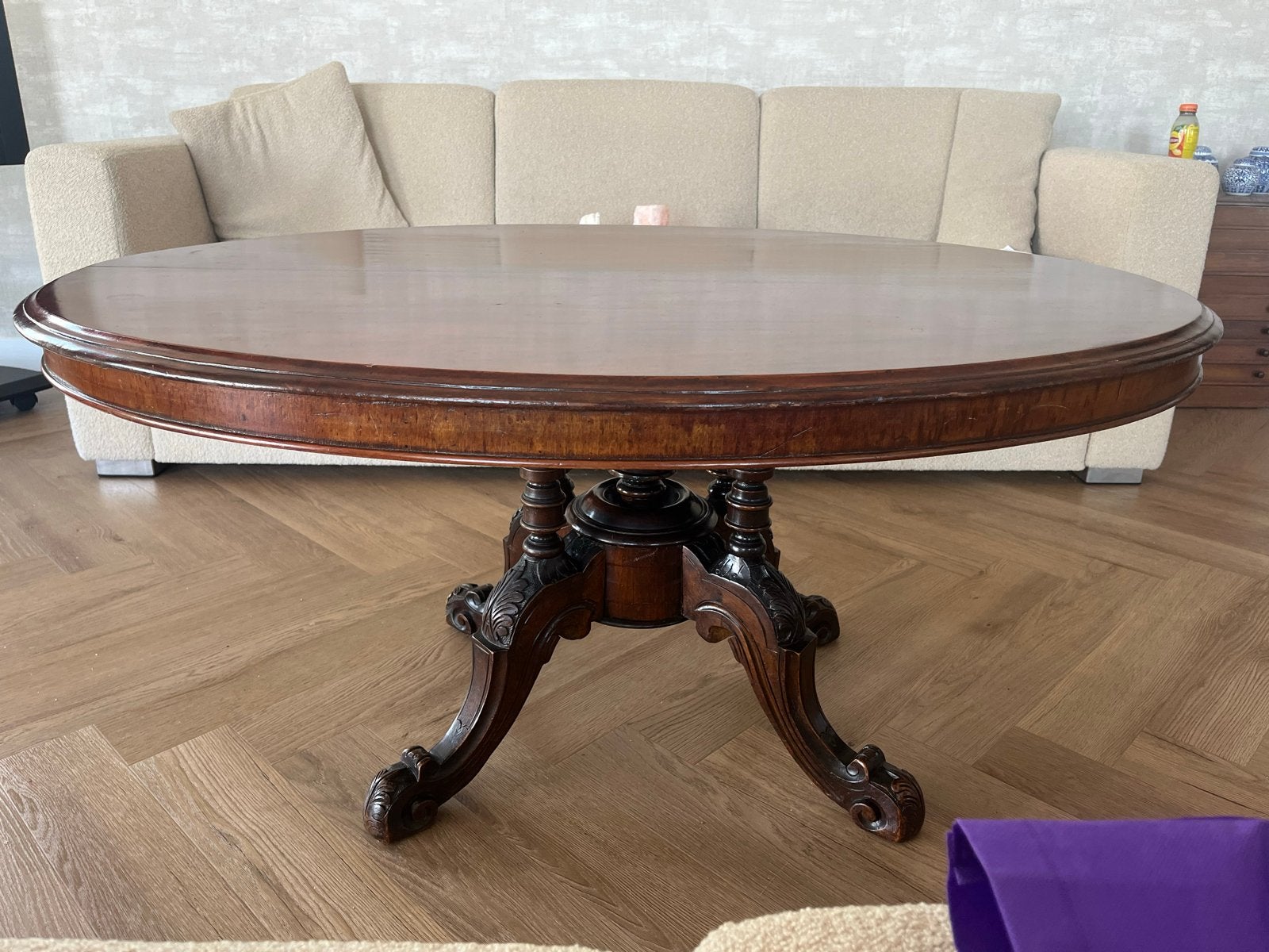 Klassieke ovale salontafel van donker hout, Ophalen