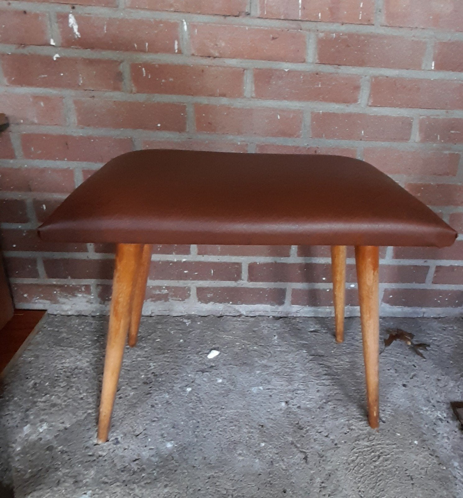 Vintage krukje met bruin leer zitting, Huis en Inrichting, Krukjes, Ophalen, Gebruikt, Hout