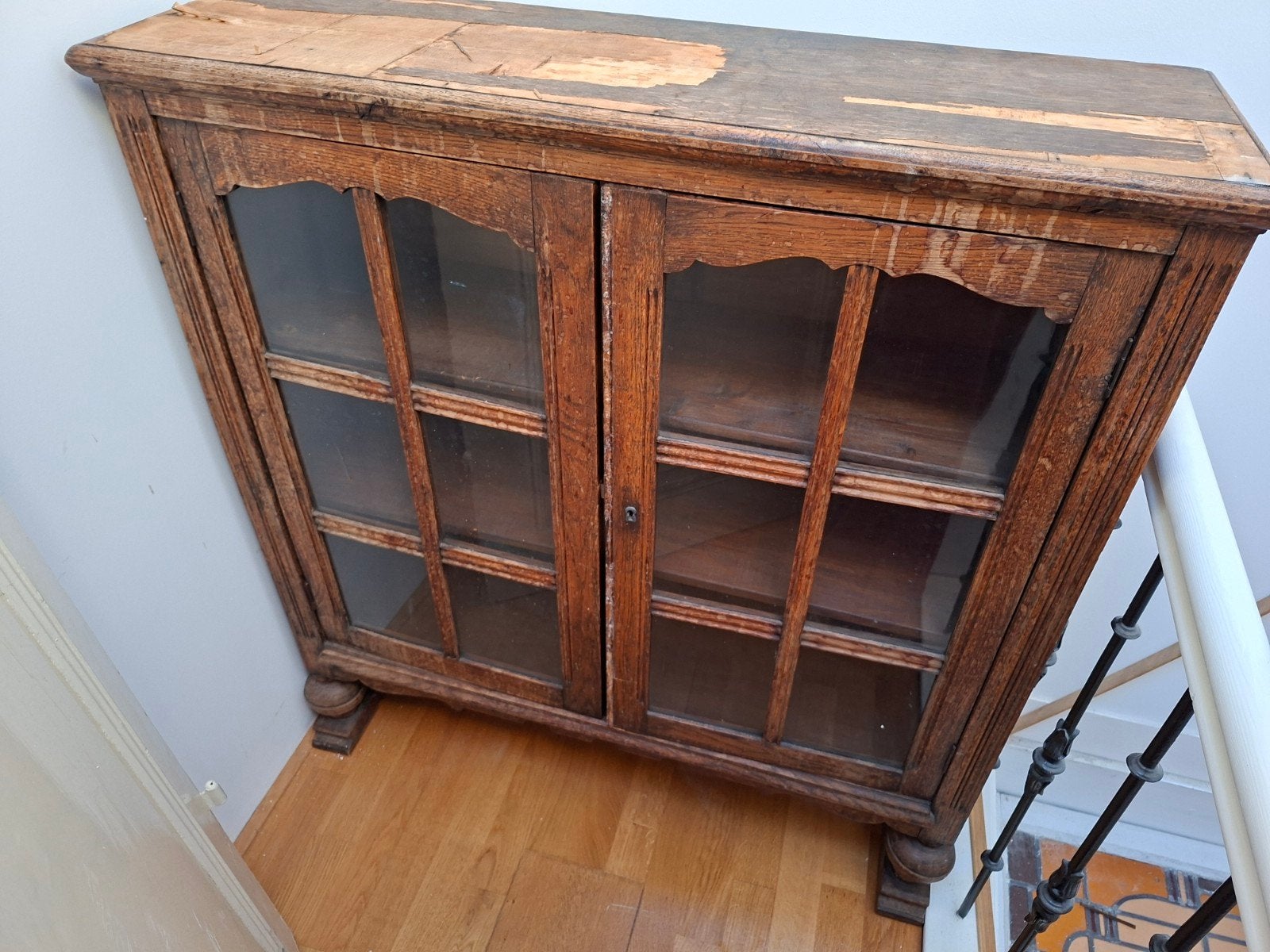 Antieke houten vitrinekast met glazen deuren, Ophalen
