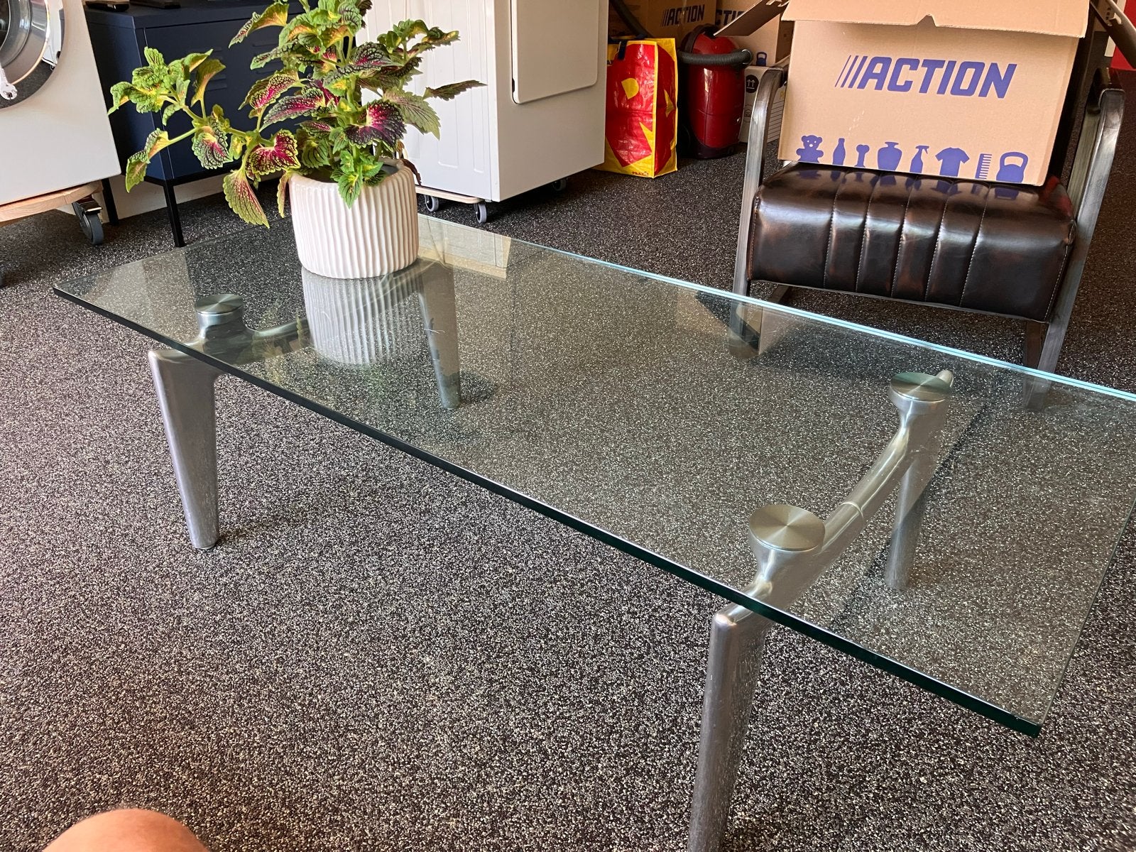 Leolux glazen salontafel met aluminum onderstel, Ophalen, Gebruikt, 100 tot 150 cm, 50 tot 100 cm