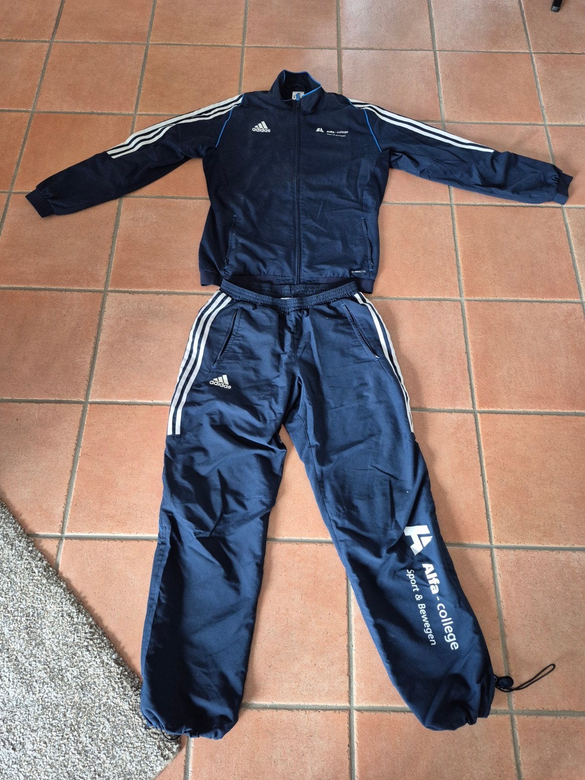 Adidas trainingspak Alfa-college - Maat M, Ophalen of Verzenden, Gedragen, Blauw