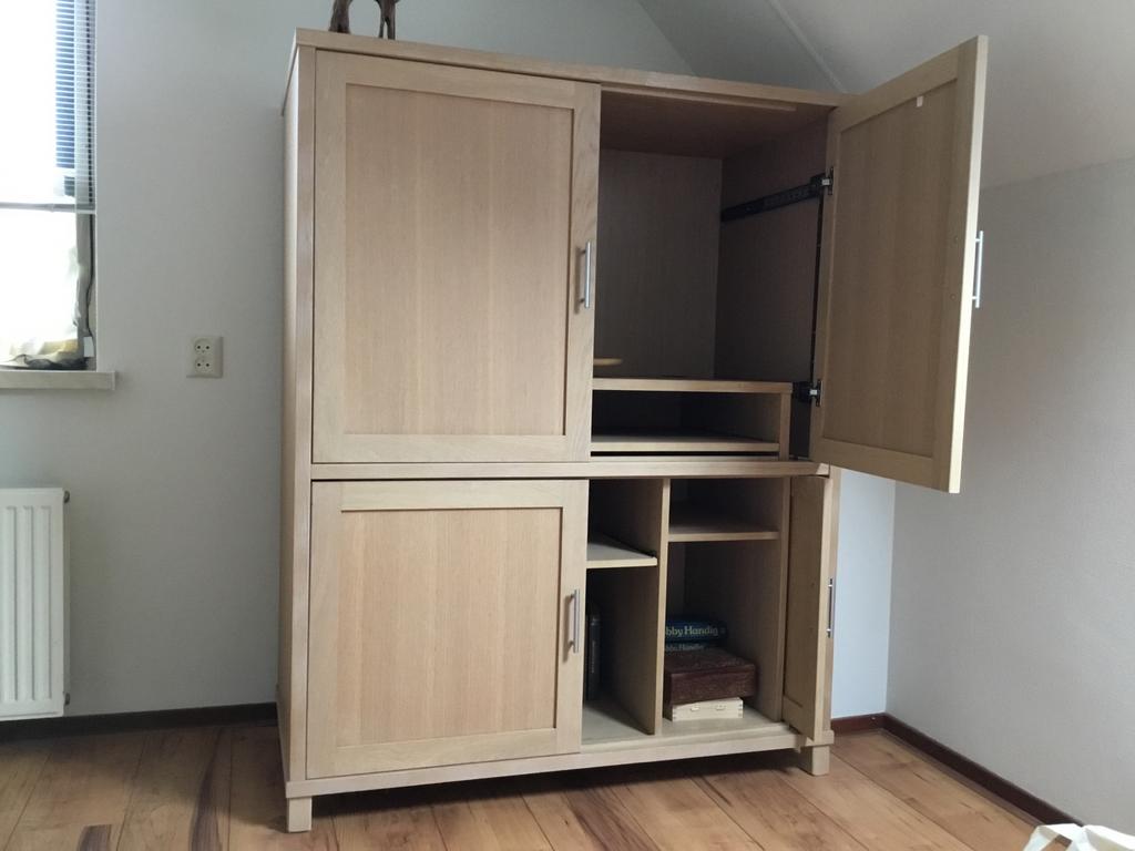 Massief eikenhouten kast met veel opbergruimte, Huis en Inrichting, Kasten | Televisiemeubels, Ophalen, 100 tot 150 cm, Eikenhout