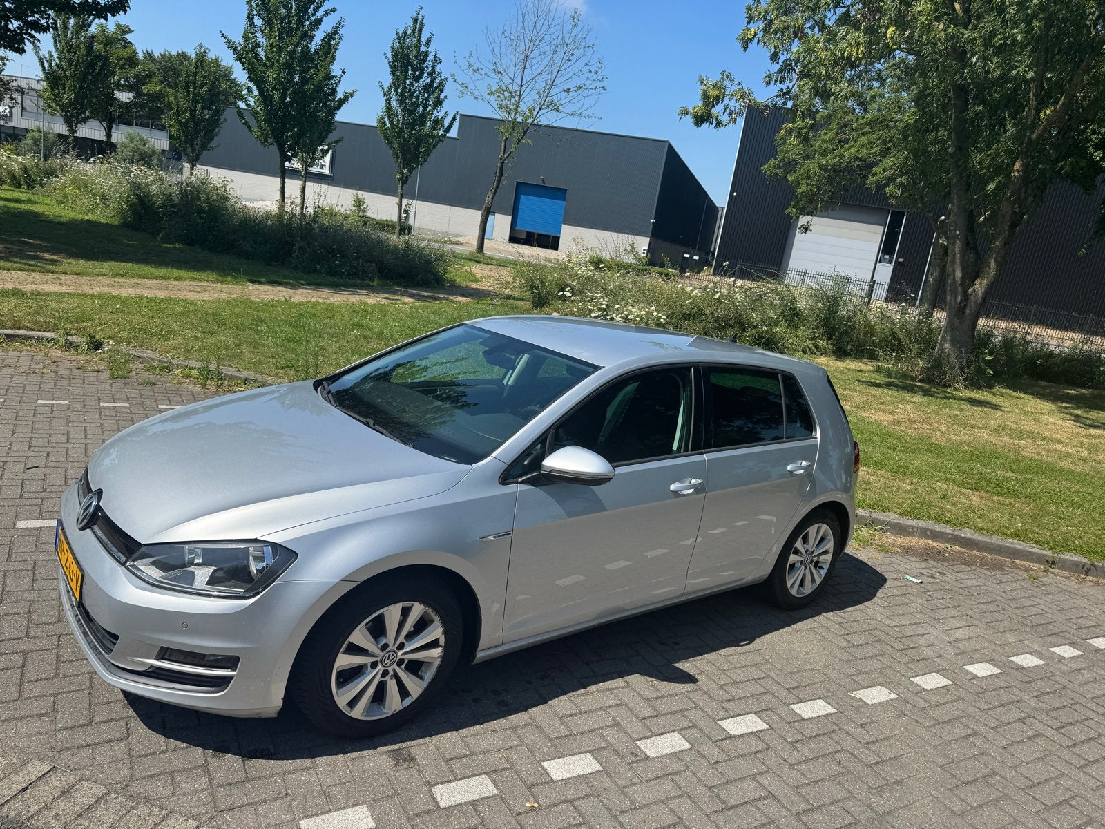 Volkswagen Golf 1.0 TSI 85KW 5D 2016 Grijs, Voorwielaandrijving, 610 kg, 23 km/l, Origineel Nederlands