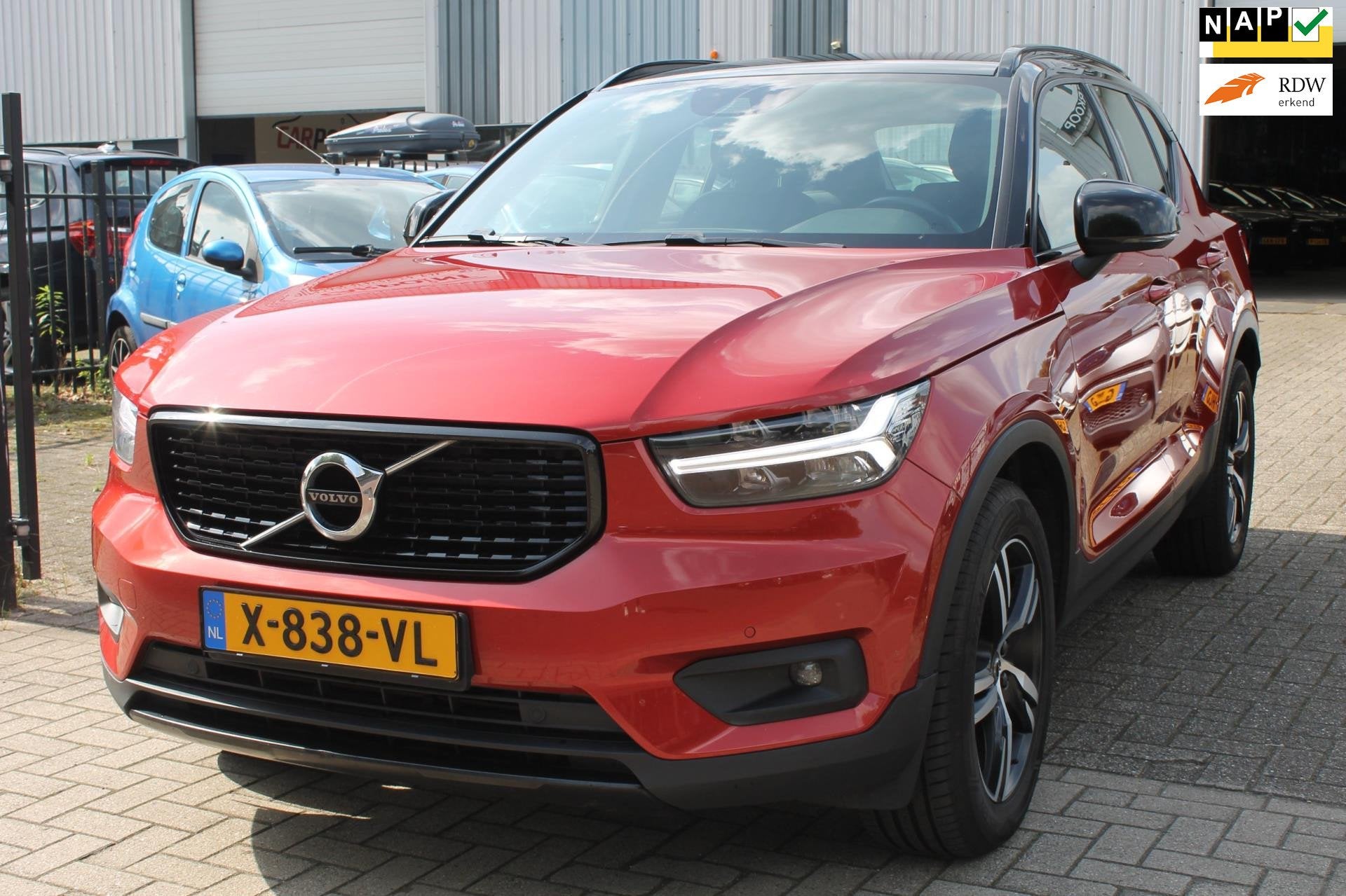 Volvo XC40 1.5 T2 R-Design Leer ACC Keyless Camera Nw.Staat, Auto's, Dealer onderhouden, 1525 kg, Gebruikt, Zwart