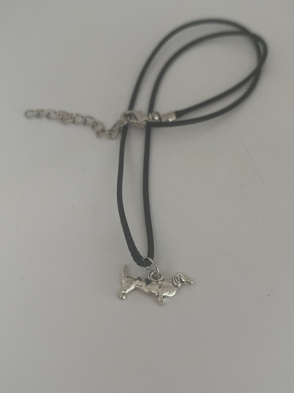 Nieuwe ketting met zilverkleurige teckel hanger, Verzenden, Zwart, Nieuw, Overige materialen