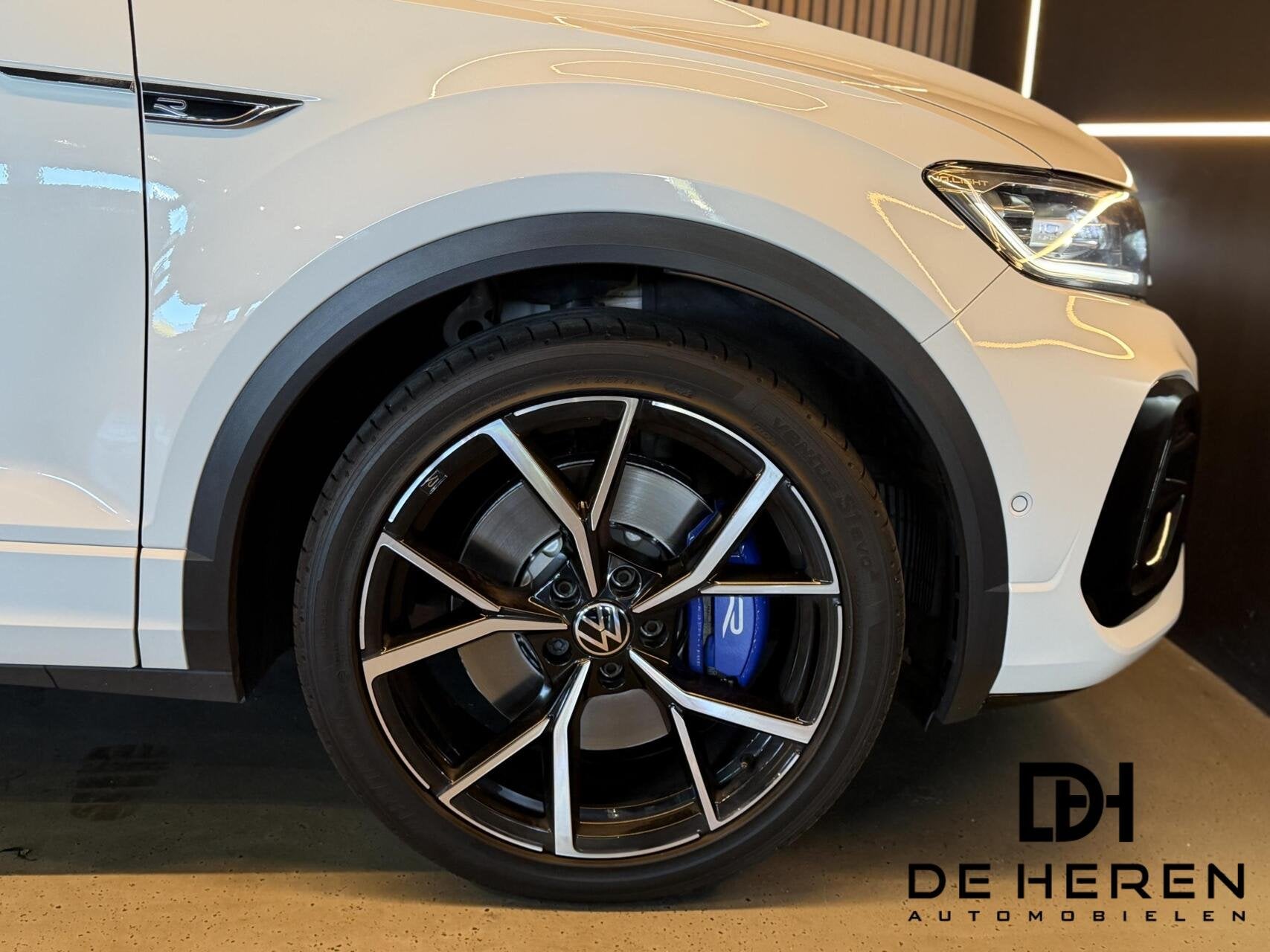 Volkswagen T-Roc R 2.0 TSI 4M|AKRA|PANO|KEYLES|ACC|DEALERgar, Automaat, Dealer onderhouden, Stof, Gebruikt