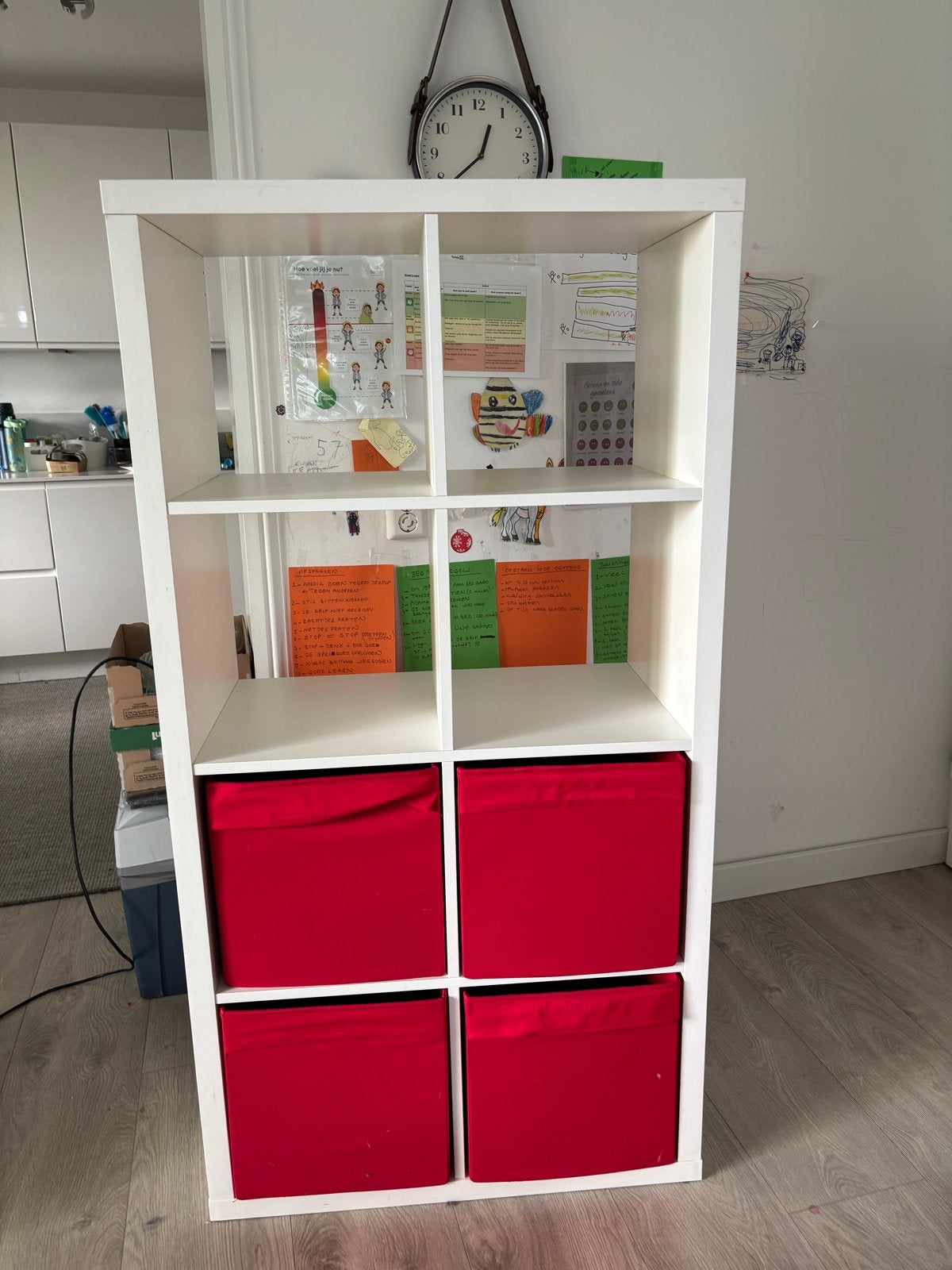 IKEA Kallax kast met 8 vakken en 4 rode bakken, Huis en Inrichting, Ophalen, Gebruikt