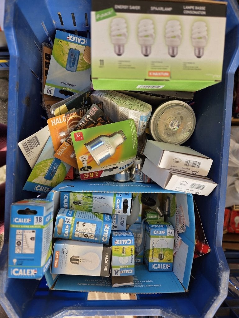 Veel lampjes – gloeilampen, halogeen, spots en spaarlampen, 30 tot 60 watt, Gloeilamp, Nieuw, E27 (groot)