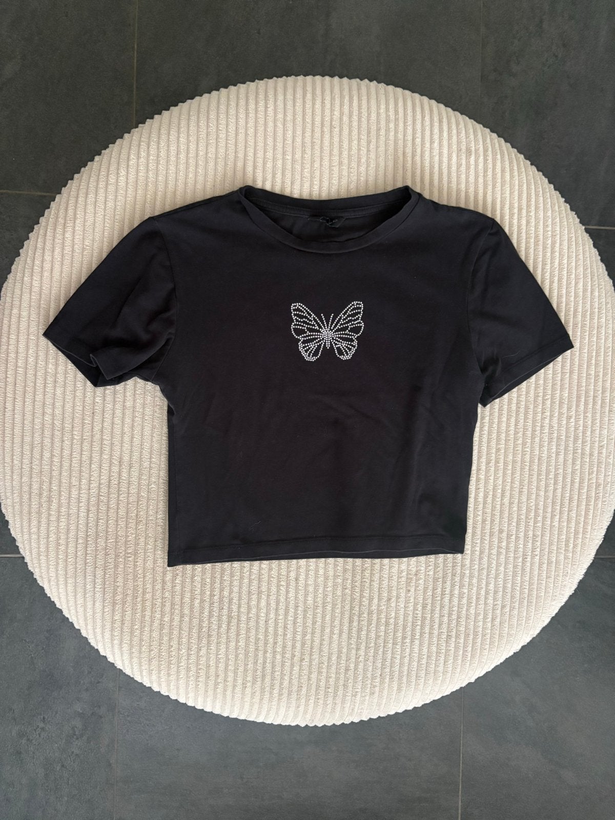 Zwart T-shirt met studs vlinder - Royal Chicks, Kleding | Dames, Verzenden, Zwart, Zo goed als nieuw, Korte mouw