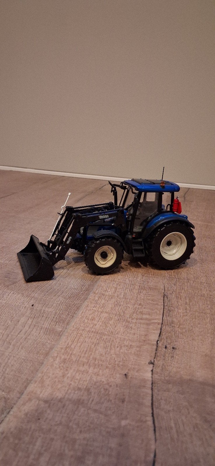 Valtra C Serie Tractor Model met Voorlader 1:32, Overige merken, 1:32 tot 1:50, Overige typen, Ophalen of Verzenden