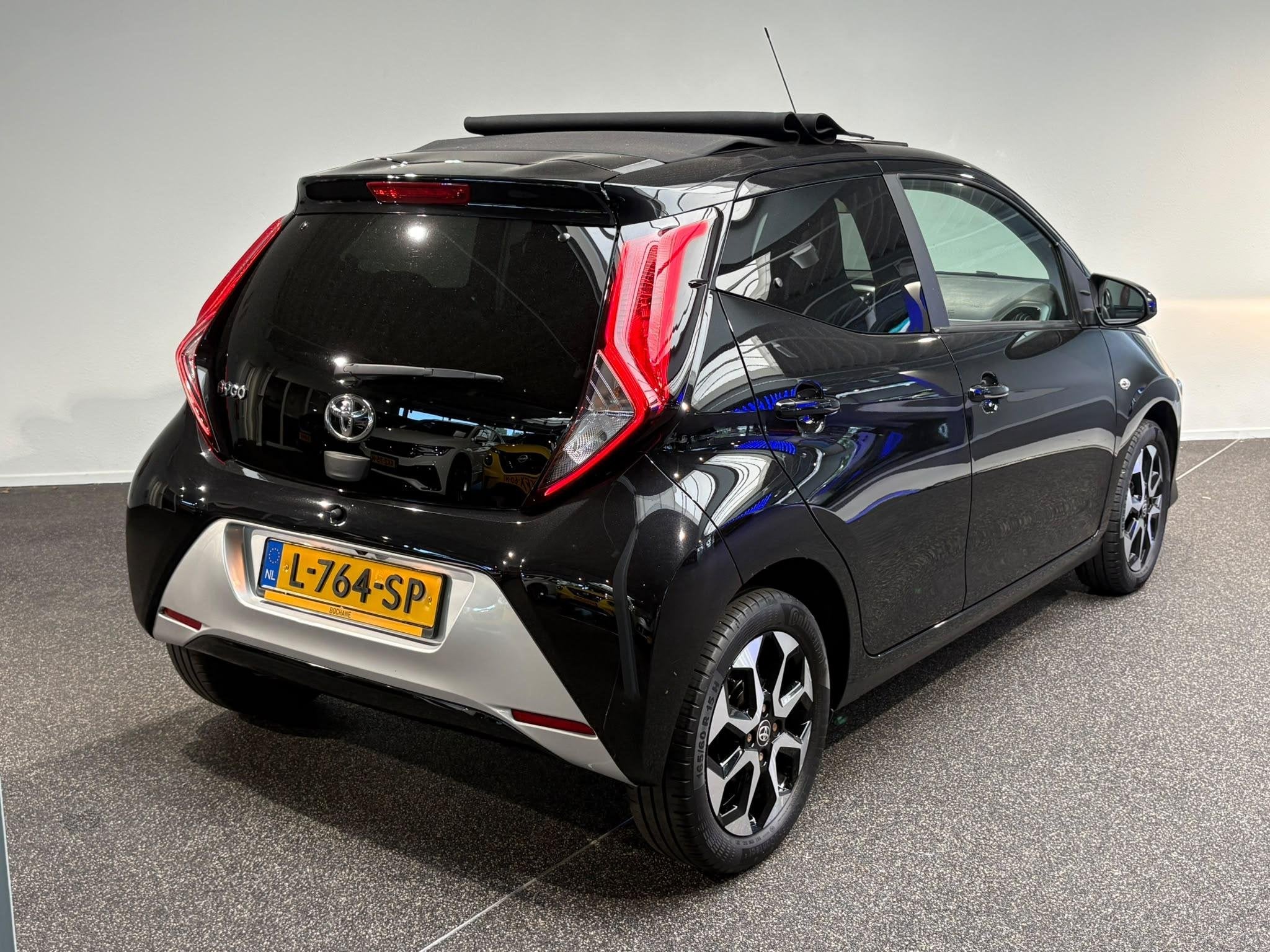 Toyota Aygo 1.0 VVT-i x-joy cabrio | Cabrio | Camera | Cruis, Auto's, Voorwielaandrijving, Stof, Gebruikt, Met garantie (alle)