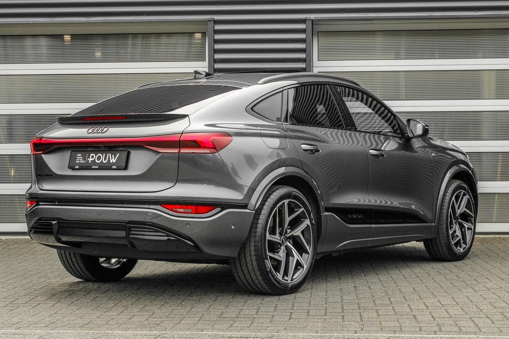 Audi Q6 Sportback e-tron S edition 252pk 83 kWh | Trekhaak P, Auto's, Audi, Automaat, 12 maanden, Achterwielaandrijving, Zwart