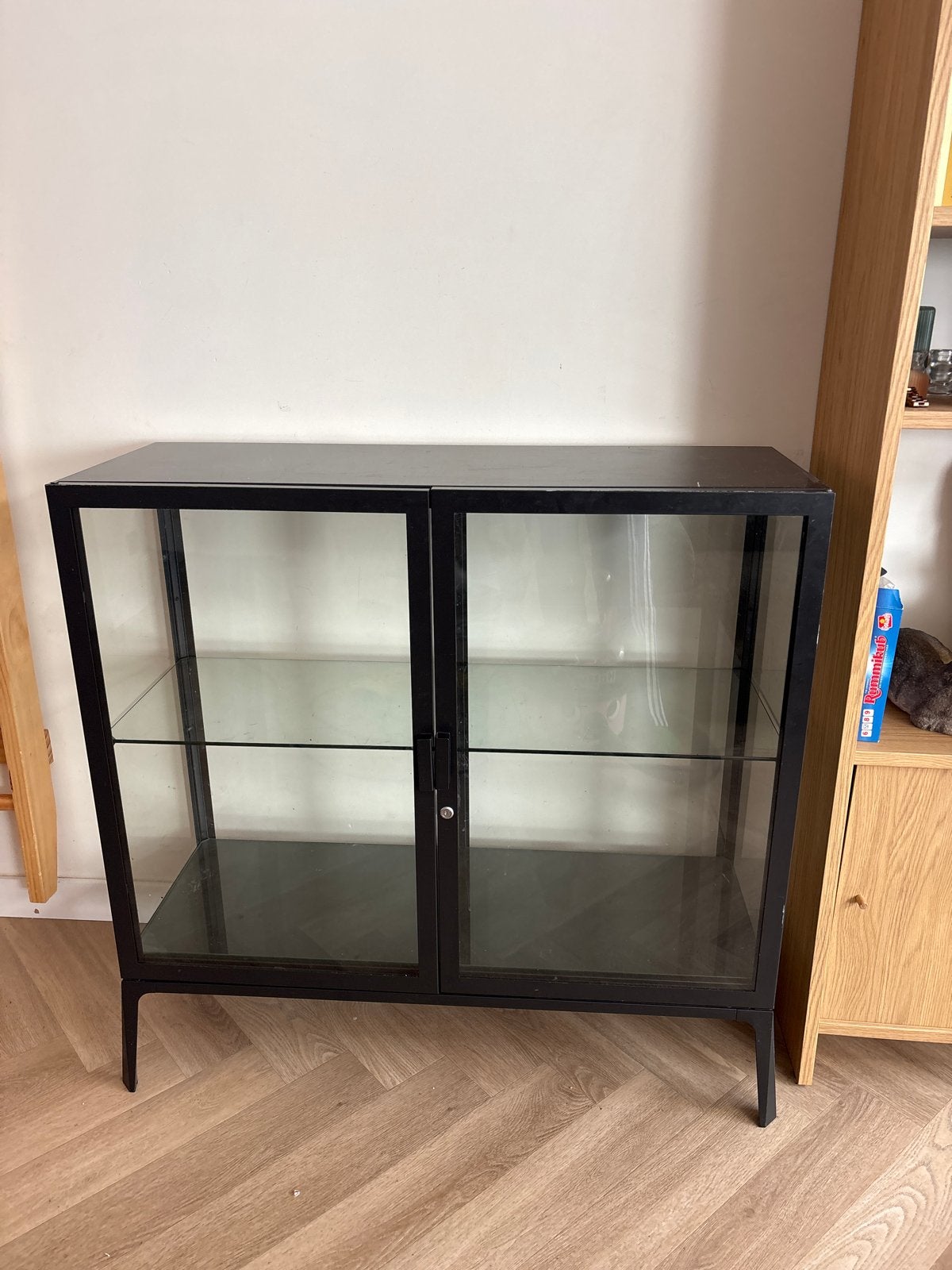 IKEA Milsbo Vitrinekast - Zwart Antraciet met Glasplaten, Huis en Inrichting, Kasten | Vitrinekasten, Ophalen, Gebruikt, 100 tot 150 cm
