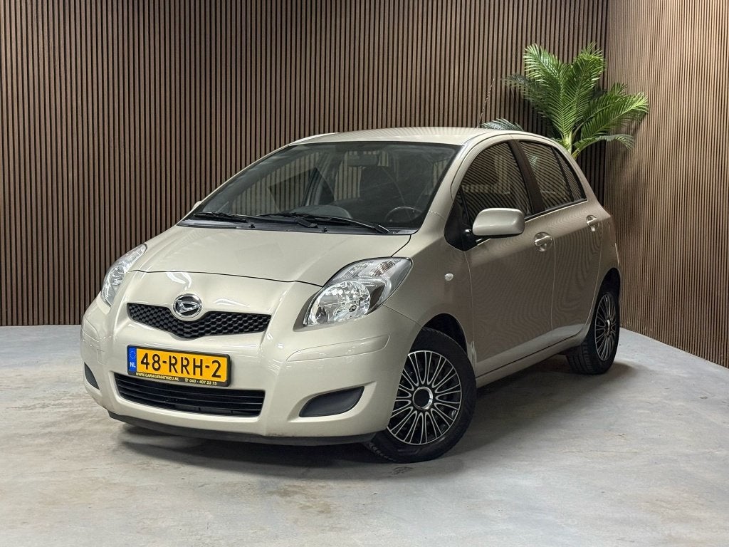 Toyota/Daihatsu Yaris/Charade 1.3 Club (bj 2011), Euro 5, 750 kg, 4 cilinders, Beige