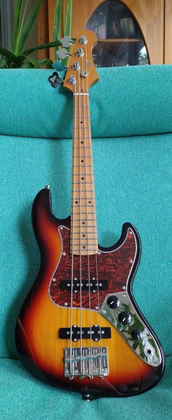 Foto 2 van Flight Jazz Bass - Zo goed als nieuw