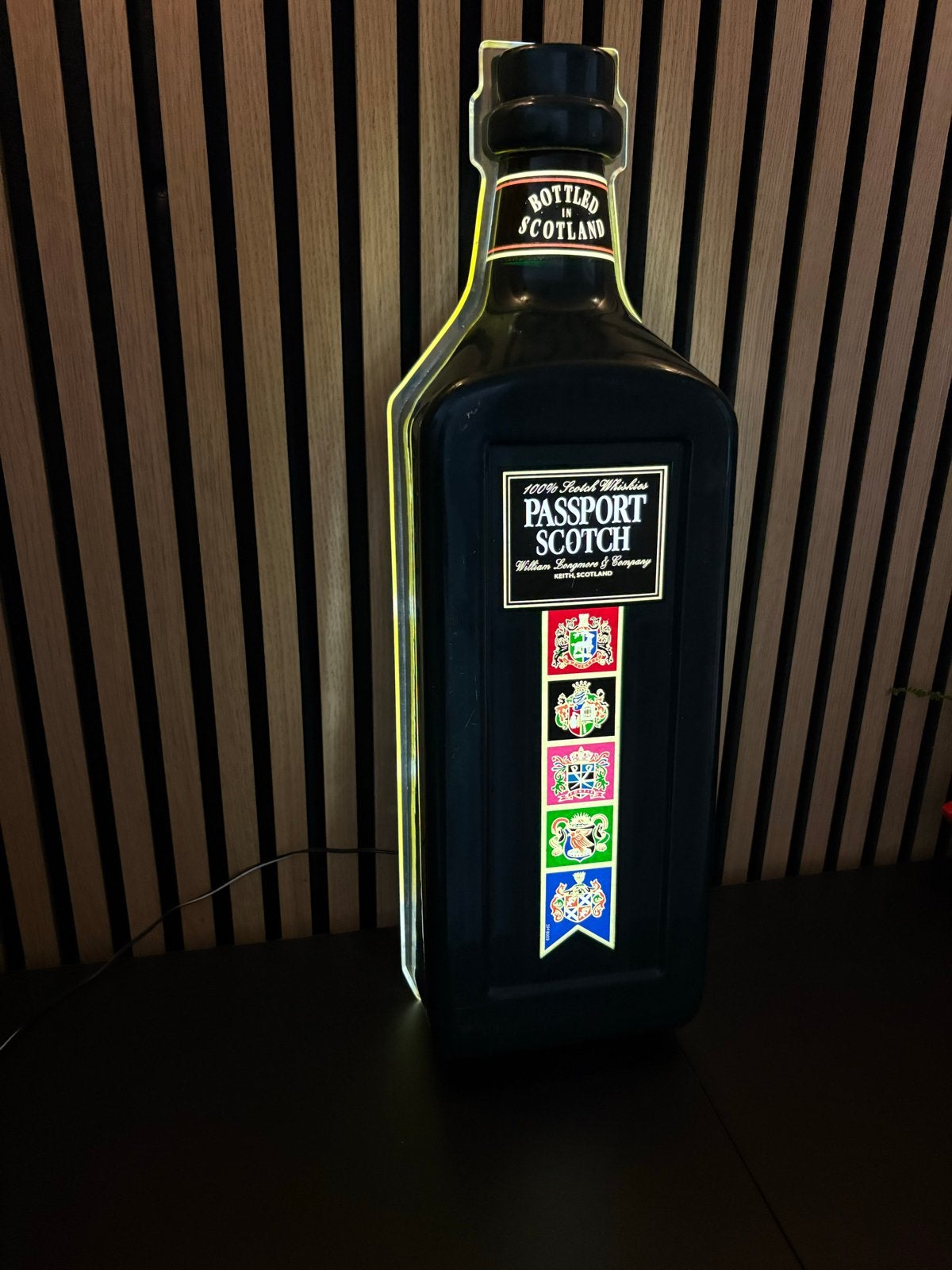 Passport Whisky Lichtbak - Ideaal voor Thuisbar/Mancave, Ophalen of Verzenden, Gebruikt, Lichtbak of (neon) lamp