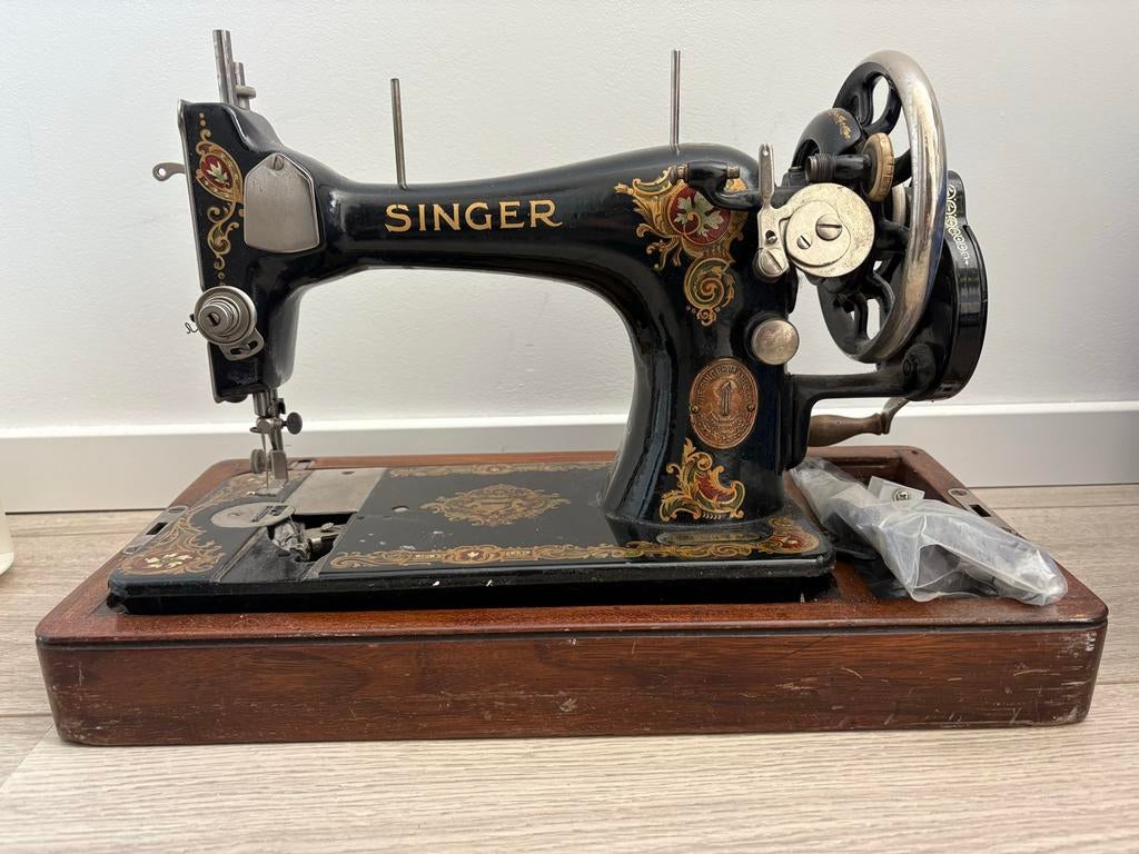 Antieke Singer naaimachine met accessoires - Decoratief, Ophalen