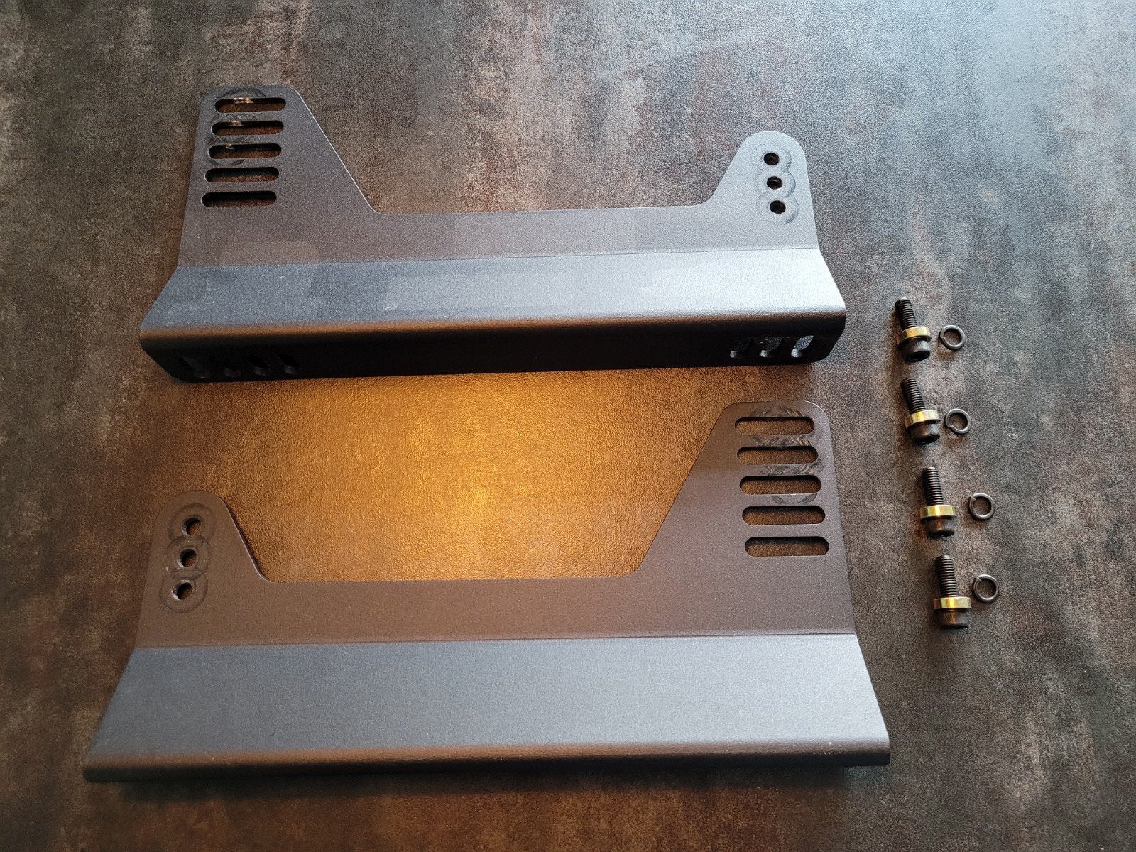 Zijbevestiging (4mm dik) voor kuipstoelen in auto of simrig, Ophalen of Verzenden, Gebruikt