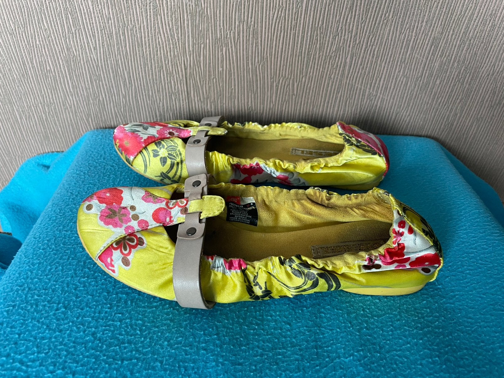 Satijnen ballerina’s flatjes diesel geel koraal roze rood 37, Kleding | Dames, Geel, Zo goed als nieuw, Ballerina's, Ophalen of Verzenden