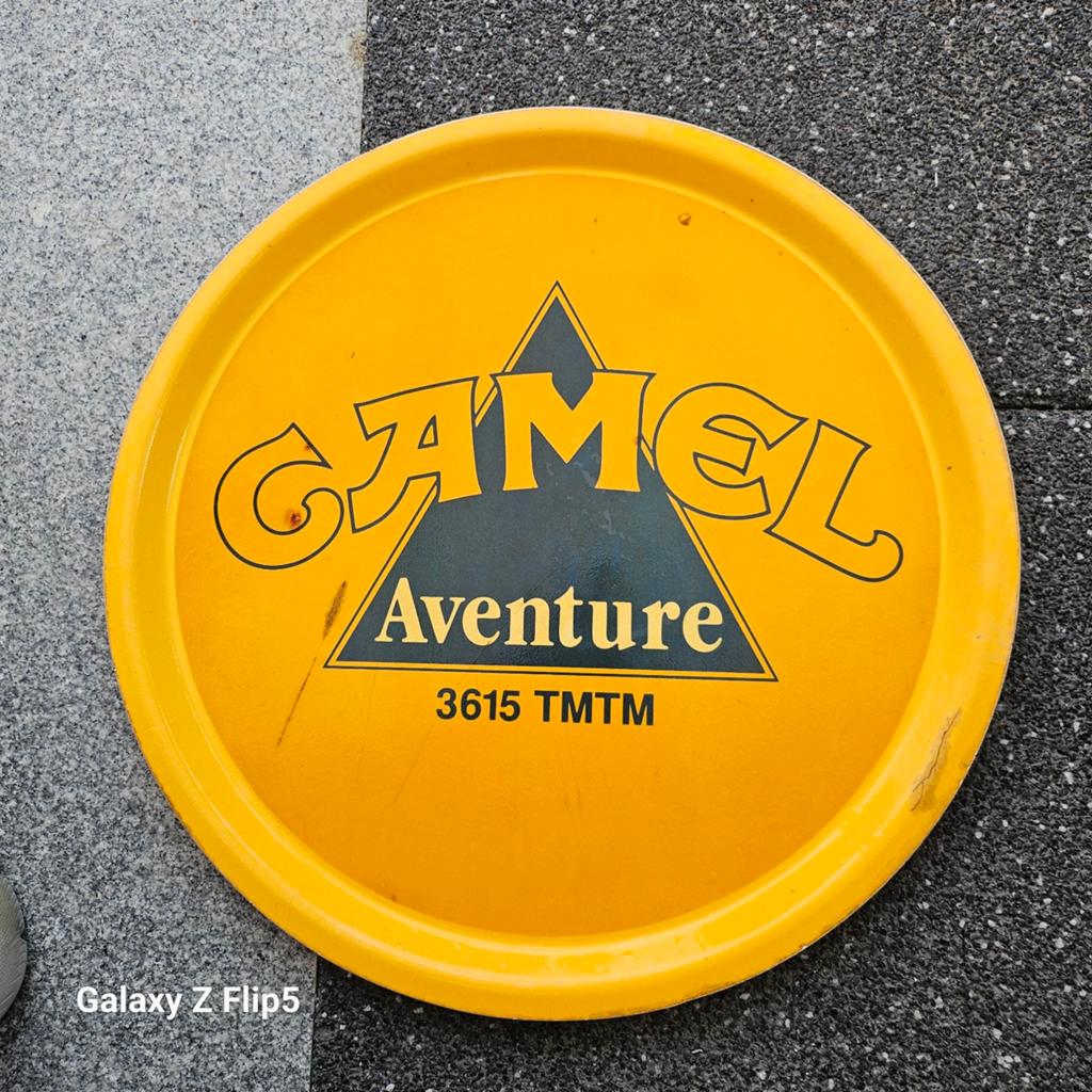 Vintage Camel Aventure dienblad - Geel, Verzamelen, Merken en Reclamevoorwerpen, Ophalen of Verzenden, Gebruikt, Gebruiksvoorwerp