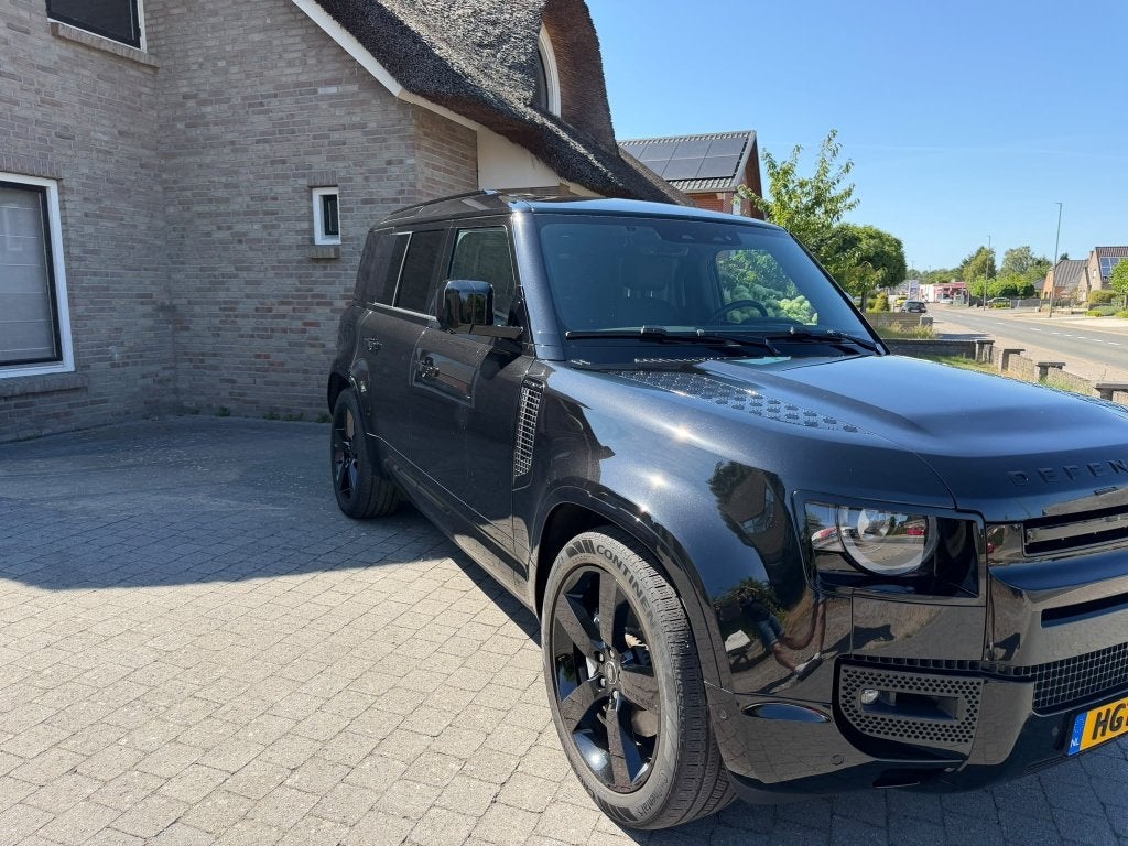 Foto 3 van Land Rover Defender P300e 300pk Phev AWD Aut 2025 Zwart