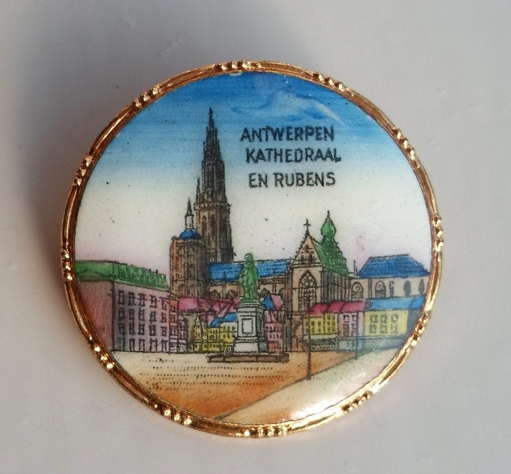 Oude broche met porseleinen schild. Kathedraal Antwerpen, Ophalen of Verzenden, Zo goed als nieuw, Overige kleuren, Overige materialen