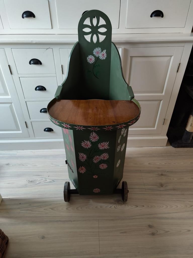 Mooie ouderwetse kinderstoel met po  erin, Ophalen, Stoel(en)