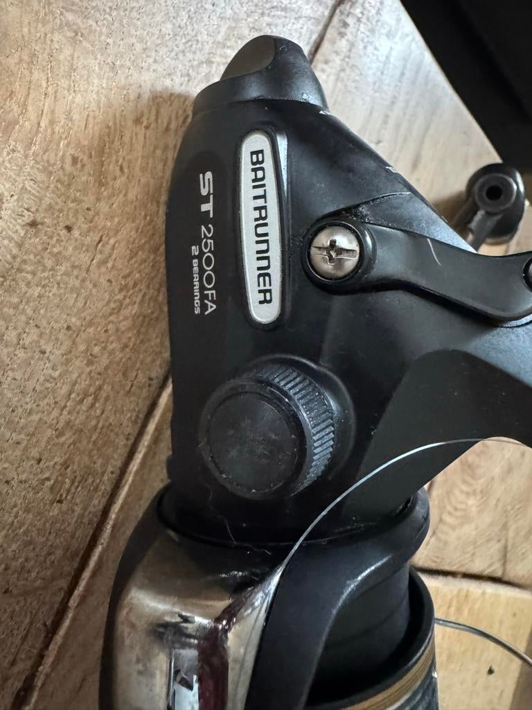 Hengelmolens: Shimano Baitrunner ST 2500FA en Silstar CR35, Ophalen of Verzenden, Gebruikt, Molen