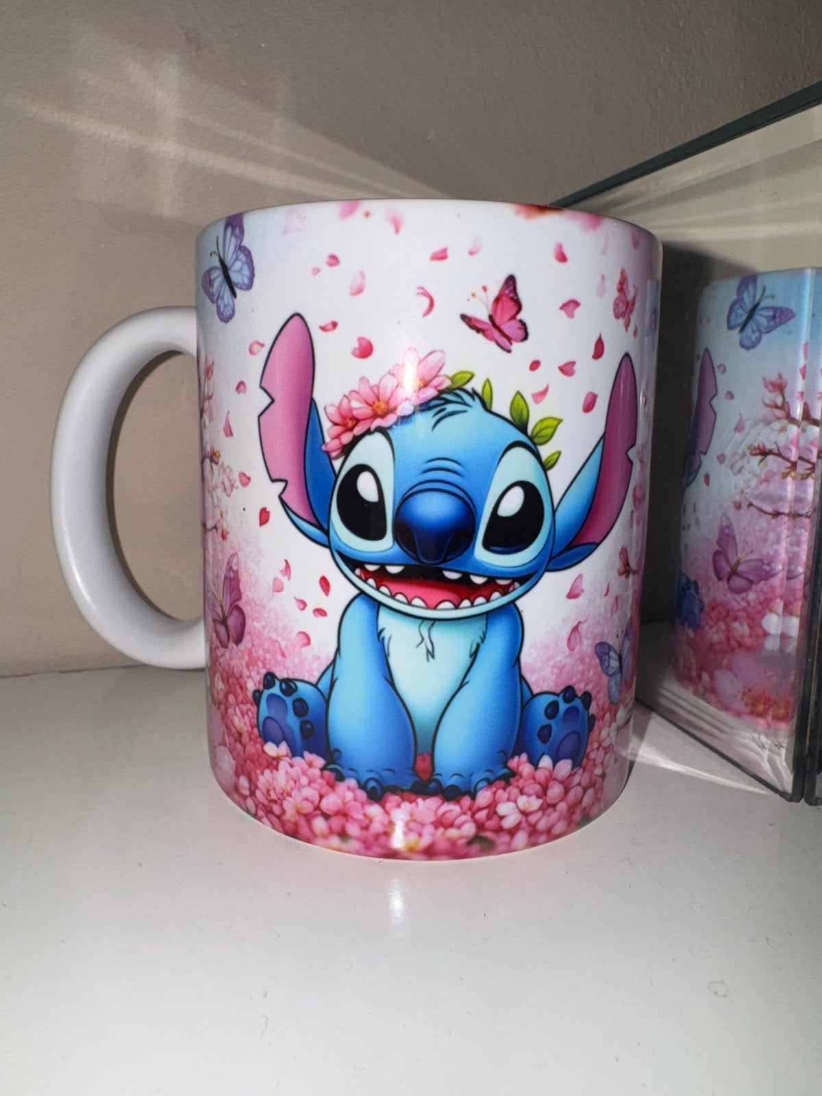 Stitch mok met bloemen en vlinders, Overige typen, Nieuw, Ophalen of Verzenden, Steen/keramiek