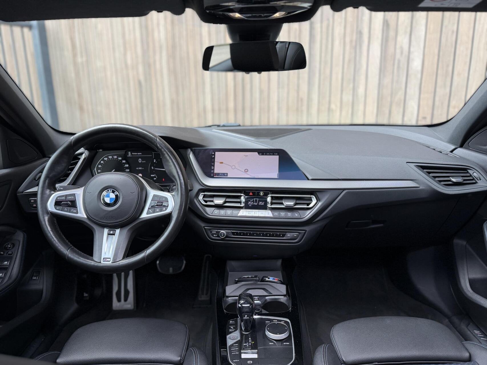 BMW 1-serie 118i M Sport High Executive | PANORAMADAK | SFEE, Auto's, Achterwielaandrijving, Gebruikt, 4 cilinders, Wit