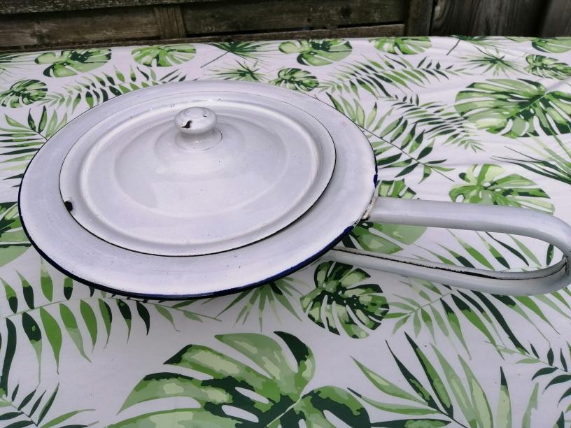 Oude emaille beddenpan met deksel , leuk als bloembak of pot, Ophalen, Rond, Hout, Minder dan 30 cm